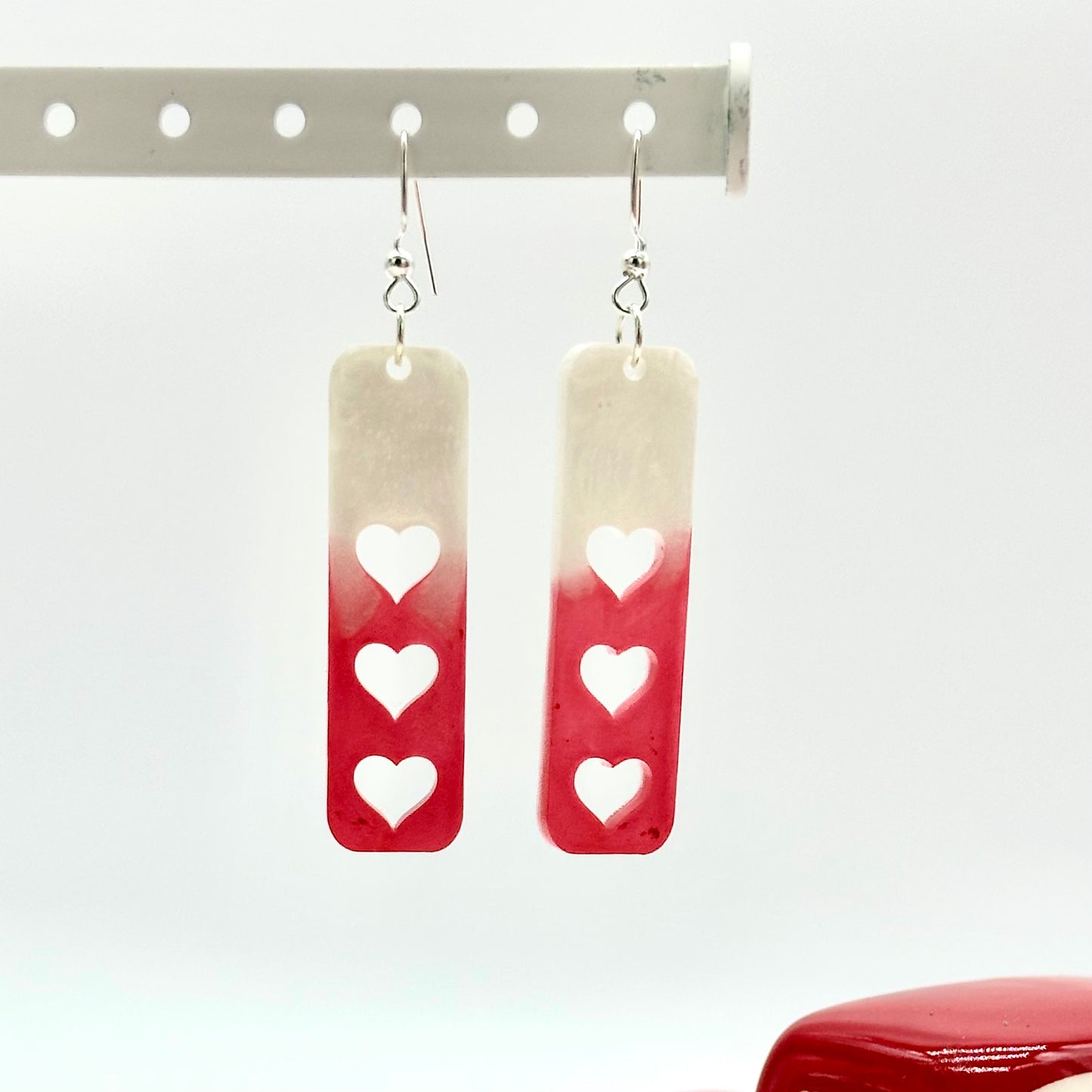 Sweetie Pie Bar Earrings - White/Red